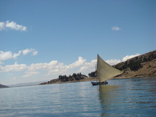Fototapeta na wymiar Sailing fisherboats on Lake Titicaca (Bolivia)