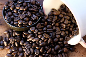 close up coffee beans and macro coffee beans on wood table 