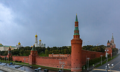 Obraz premium The Kremlin wall, tower and domes of cathedrals blurred in a winter snow storm with snowflakes in the air, Moscow Russia