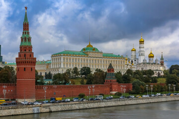 Obraz premium View of the red Kremlin wall, tower and golden onion domes of cathedrals over the Moskva River in Moscow, Russia