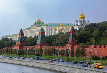Obraz premium The Kremlin wall, tower and domes of cathedrals blurred in a winter snow storm with snowflakes in the air, Moscow Russia