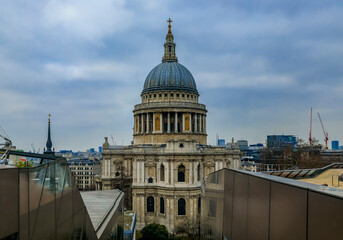 Fototapeta premium View of St. Paul's Cathedral and London skyline from One New Change shopping centre on a cloudy day in London, England