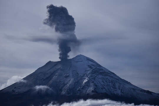Popocat&eacute;petl cubierto de nueve expulsando fumarola