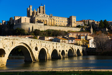 Fototapeta na wymiar Bezier Cathedral Saint Nazaire and Pont Vieux Bridge, river
