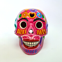 Colorido cráneo de cerámica mexicana aislado