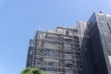 足場　マンションの改修工事
