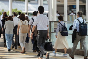 緊急事態宣言解除後も三密の通勤風景
