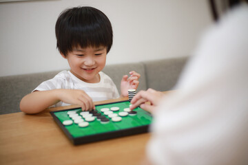 オセロで遊ぶ親子