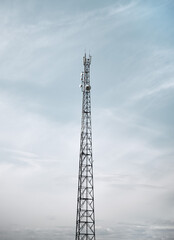 Obraz premium high pole telecommunication transmission for signal 5G 4G and internet. concept technology. danger of high frequency signal transmission