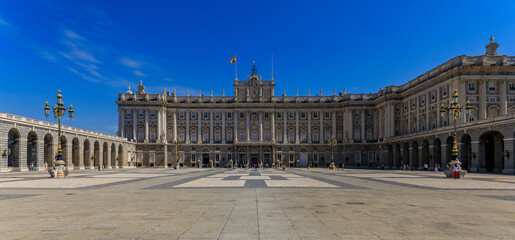 Obraz premium Panorama of the ornate baroque architecture of the Royal Palace or Palacio Real and Plaza de la Armeria in Madrid, Spain
