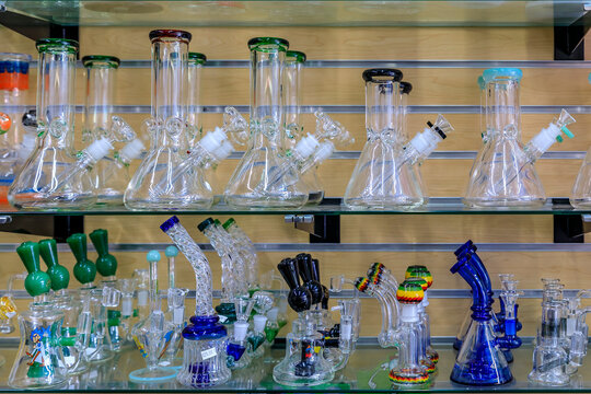 Smoking Bongs Images – Browse 14,966 Stock Photos, Vectors, and Video