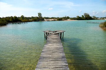 Naklejka premium Wide angle view of wooden bridge at blue lake