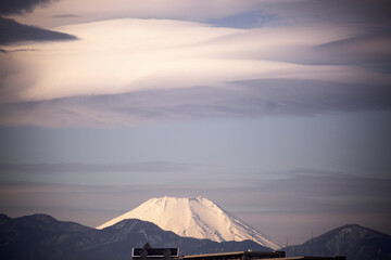 レンズ雲をかぶった富士山
