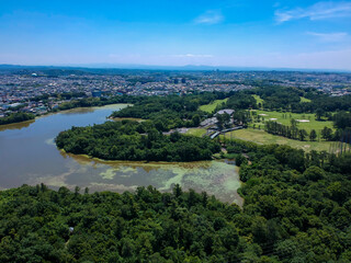 ドローンで空撮した名古屋のゴルフ場と住宅地の風景