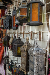 Stylowe arabskie lampy na stoisku na targu w Dubaju