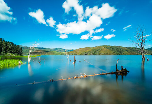 lake and mountains in Yunnan pudacuo natinal park