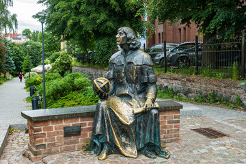 Mikołaj Kopernik Posąg rzeźba pomnik drzewa park