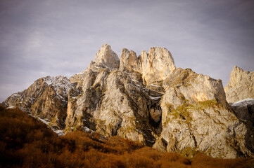 Front view of a sunset over the mountains