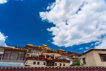 Obraz premium Ganden sumtseling monastery in yunnan province