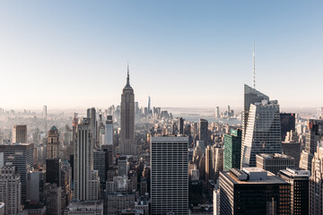 Fototapeta premium Panoramiczny widok na Midtown i Dolny Manhattan z Empire State Building w Nowym Jorku z tarasu widokowego Top of the Rock