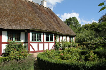 Fototapeta na wymiar thatched roof cottage