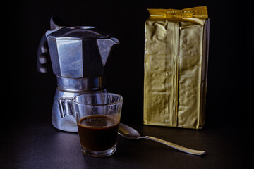 taza de cafe con moka cafetera tradicional italiana y cafe molido 