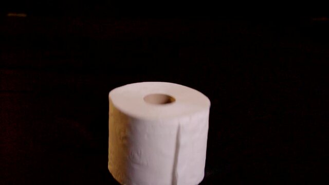 Toilettenpapier Rollen vor schwarzem Hintergrund