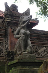 Fototapeta na wymiar Femme chien, temple d'Ubud à Bali, Indonésie