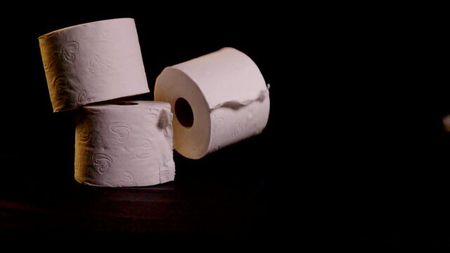 Toilettenpapier Rollen vor schwarzem Hintergrund