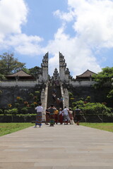 Touristes devant la porte du temple de Lempuyang &agrave; Bali, Indon&eacute;sie	