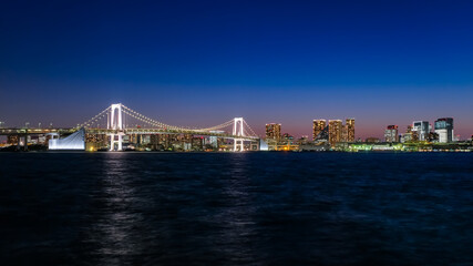 Naklejka premium 東京 豊洲ぐるりパークから見るレインボーブリッジの夜景