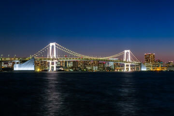 Obraz premium 東京 豊洲ぐるりパークから見るレインボーブリッジの夜景