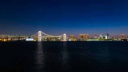 Fototapeta na wymiar 東京 豊洲ぐるりパークから見るレインボーブリッジの夜景