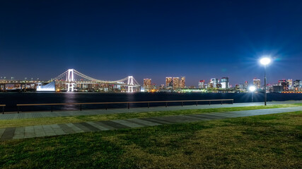 東京 豊洲ぐるりパークとレインボーブリッジの夜景