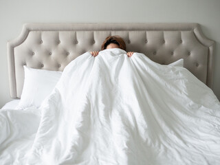 hand hold blanket on bed feeling scare frighten nightmare