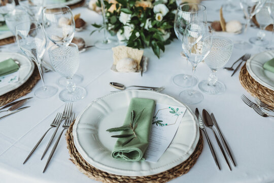 A black tablecloth, expensive utensils and gold details decorate
