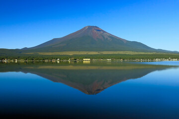 山中湖に映る、夏の富士山