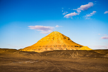 Fototapeta na wymiar It's Rock near the Bahariya Oasis in the Sahara Desert in Egypt