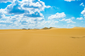Obraz na płótnie Canvas It's Beautiful sand dunes in the Sahara desert in Egypt