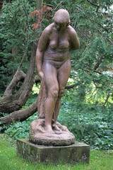 Fototapeta na wymiar Frauenfigur im Botanischen Garten