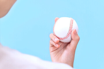 Woman holding a baseball ball.  野球のボールを持つ女性