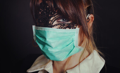 frau mit maske covid corona covid-19 rollenspiel maske latex op klinik domina lady bizzarr studio...