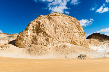 Fototapeta na wymiar It's Beautiful view of the limestone formations of the White Desert, a national park of Egypt