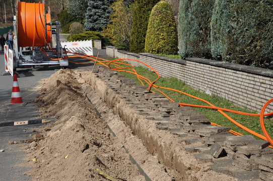 Netzausbau, auf der Baustelle wird Glasfaserkabel verlegt, f&uuml;r schnelleres Internet.