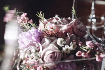 Obraz na płótnie Canvas wedding rings close up photo in wedding box with flowers