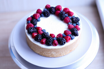 cheesecake with berries