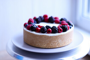 cheesecake with berries