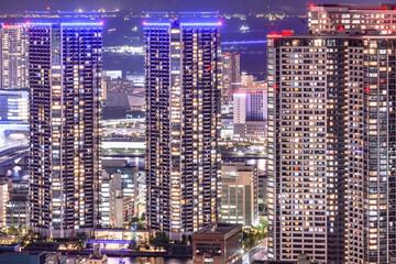 Fototapeta na wymiar 光が眩しい、東京の水辺に立ち並ぶ高層ビル群の夜景