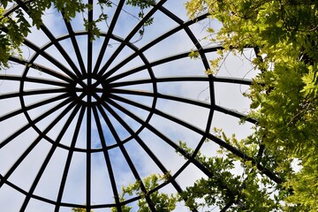 Estructura de una cúpula de acero en un parque