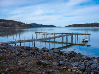 Obraz premium A small boat tied to a pier